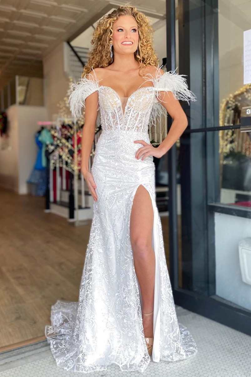 Paloma | Schulterfreies Ballkleid aus Spitze im Meerjungfrauen-Stil mit Federn