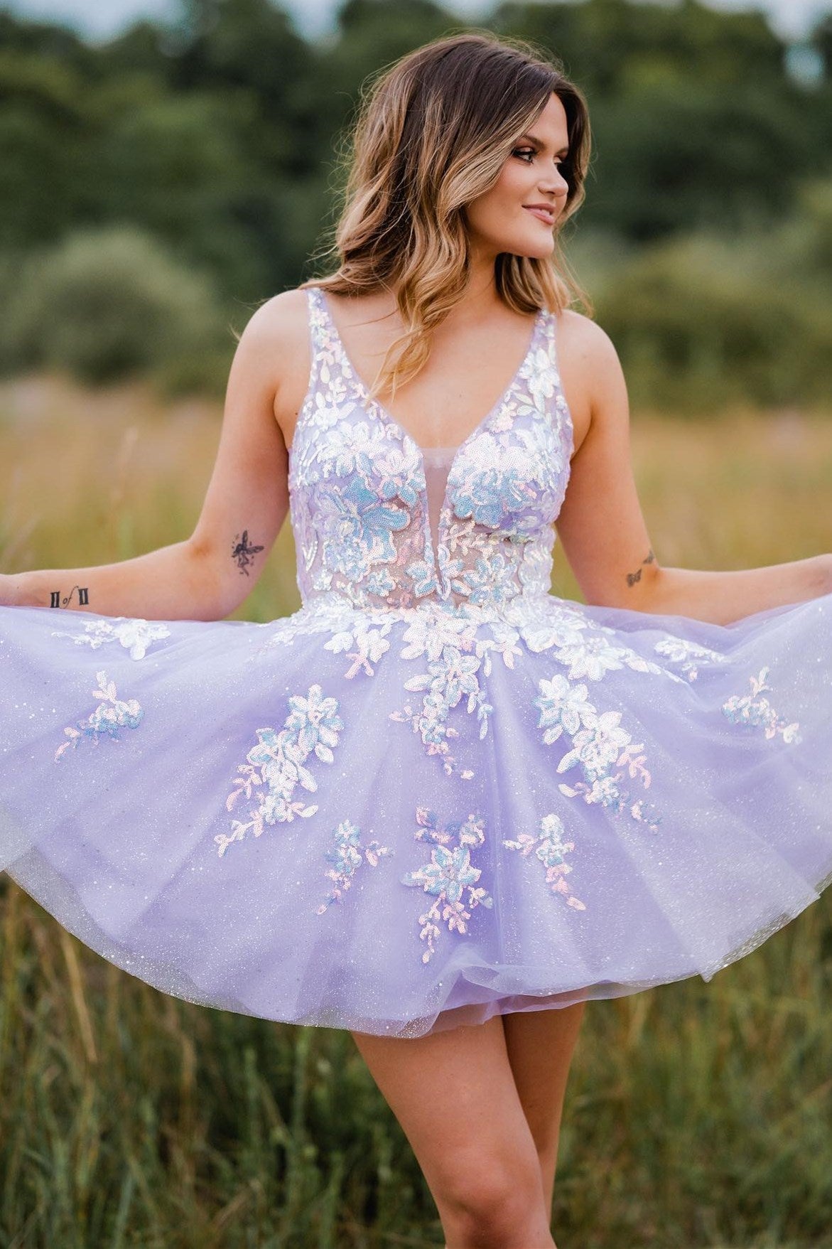 Davina | Vestido de fiesta corto de encaje con escote en V y espalda descubierta