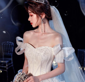 Vestido de novia romántico blanco con hombros descubiertos y cola larga Y6878