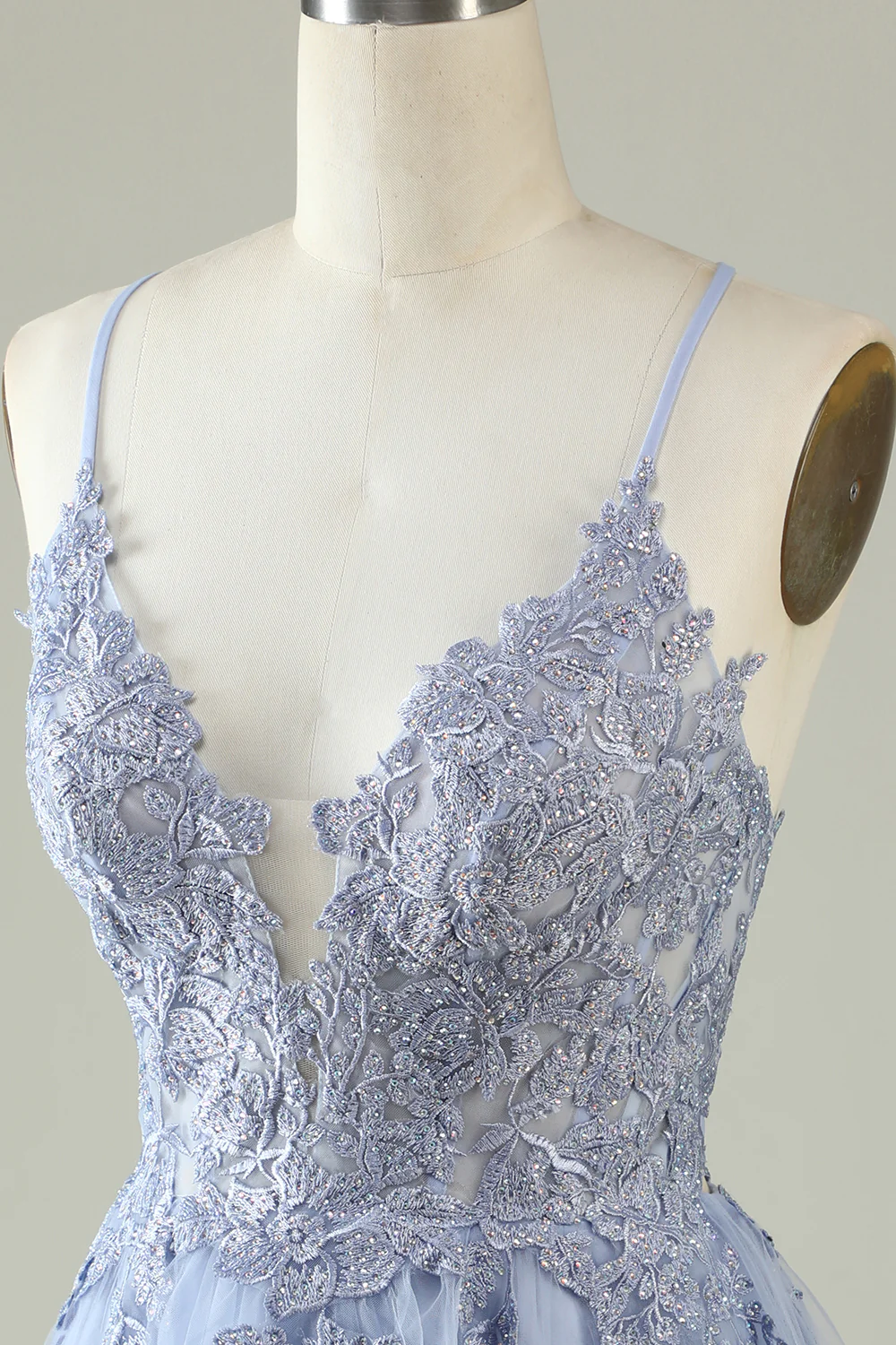 Vestido de fiesta corto morado claro con tirantes finos y apliques Y2671