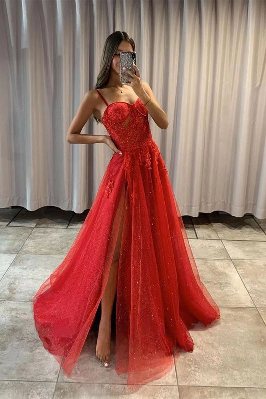 Vestido de fiesta largo de tul con tirantes finos, corte en A, abertura y apliques de encaje