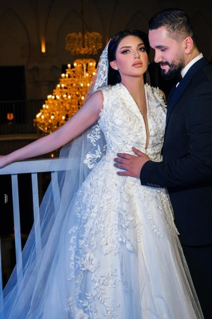Vestido de novia de tul con escote en V, sin mangas, corte A y apliques hasta el suelo