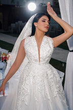 Vestido de novia de tul con escote en V, sin mangas, corte A y apliques hasta el suelo