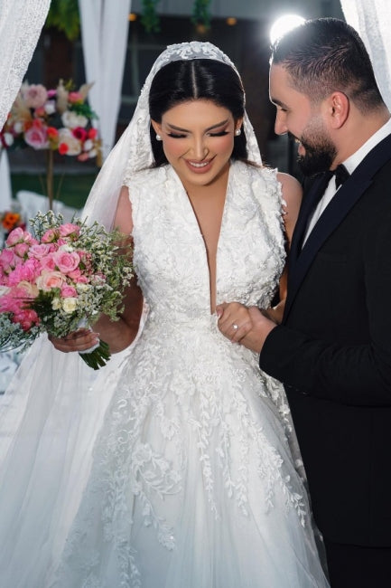 Vestido de novia de tul con escote en V, sin mangas, corte A y apliques hasta el suelo