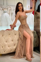 Vestido de fiesta dorado de corte A, sin mangas, largo hasta el suelo, sin tirantes, con abertura frontal y lentejuelas