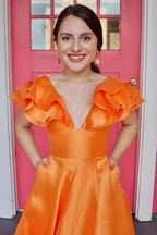 Betsy | Vestido de fiesta largo rosa intenso con escote en V y volantes