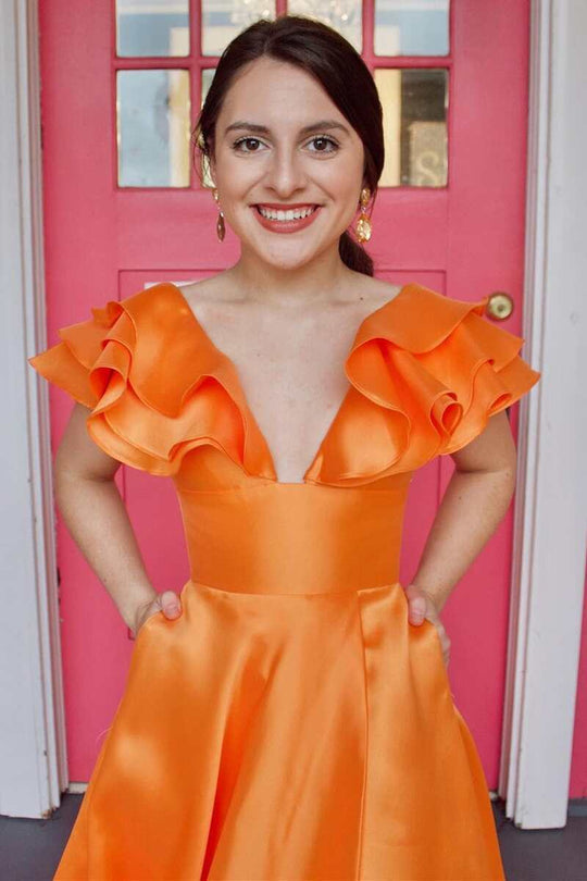 Betsy | Pinkes langes A-Linien-Ballkleid mit V-Ausschnitt und Rüschen