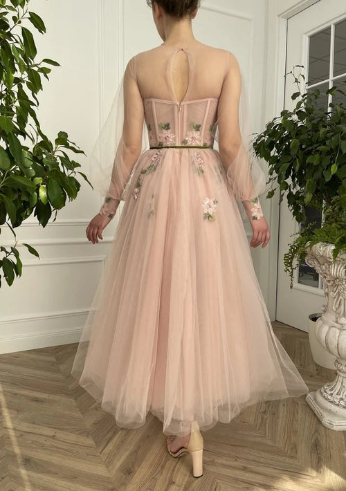 Meilani |A-Linien-Ballkleid aus Tüll mit U-Ausschnitt und langen Ärmeln und Blumenstickerei