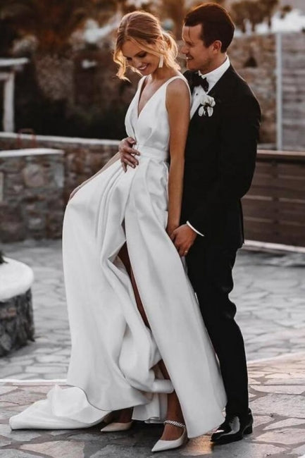 Vestido de novia de corte A, escote en V, abertura frontal, sin mangas y con volantes