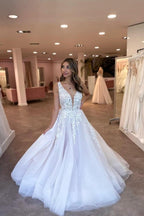 Vestidos de novia encantadores de tul, escote en V, largo hasta el suelo, sin mangas y con apliques