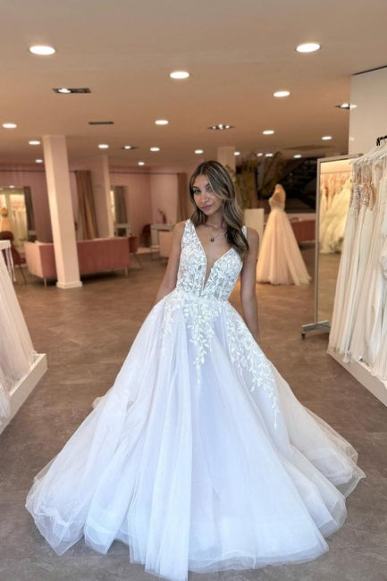 Vestidos de novia encantadores de tul, escote en V, largo hasta el suelo, sin mangas y con apliques