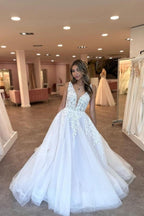 Vestidos de novia encantadores de tul, escote en V, largo hasta el suelo, sin mangas y con apliques