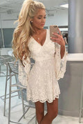 Vestido corto de encaje color marfil con mangas acampanadas y corte A para graduación PD495