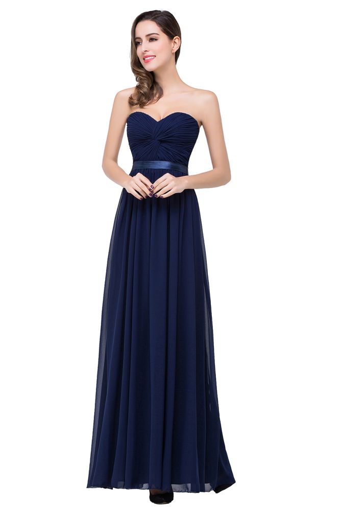 Vestido de dama de honor de gasa sin tirantes de corte A con drapeado