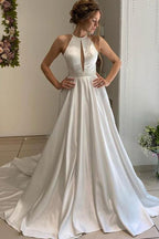 Vestido de novia largo de satén con escote halter, espalda descubierta y cinturón de cuentas WD562