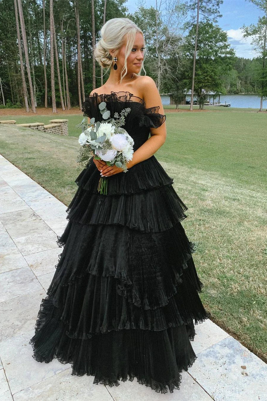 Schulterfreies Ballkleid aus Tüll mit Rüschenlagen SYP144