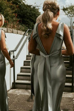 Vestido de dama de honor verde salvia con escote en V y pajarita BD139