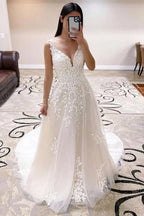 Vestido de novia de corte A, escote en V y cola larga con apliques de encaje WD698