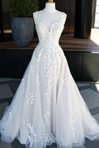 Vestido de novia de corte A, escote en V y cola larga con apliques de encaje WD698