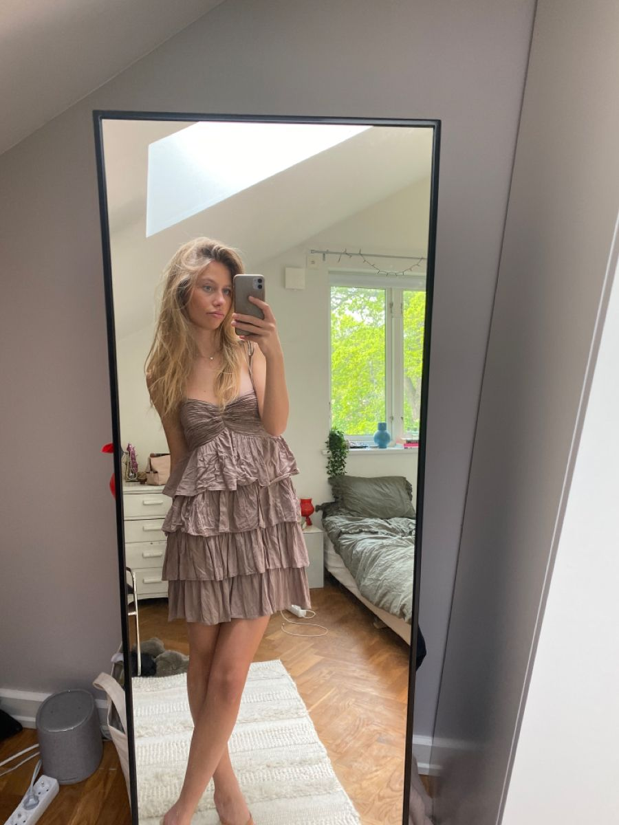Vestido de fiesta con tirantes finos en capas Y2792