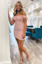 Kurzes, schulterfreies, figurbetontes Homecoming-Kleid mit Pailletten und rosa Federn Y2862