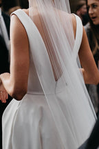 Vestido de novia largo blanco con escote en V profundo y espalda descubierta, corte A, WD641
