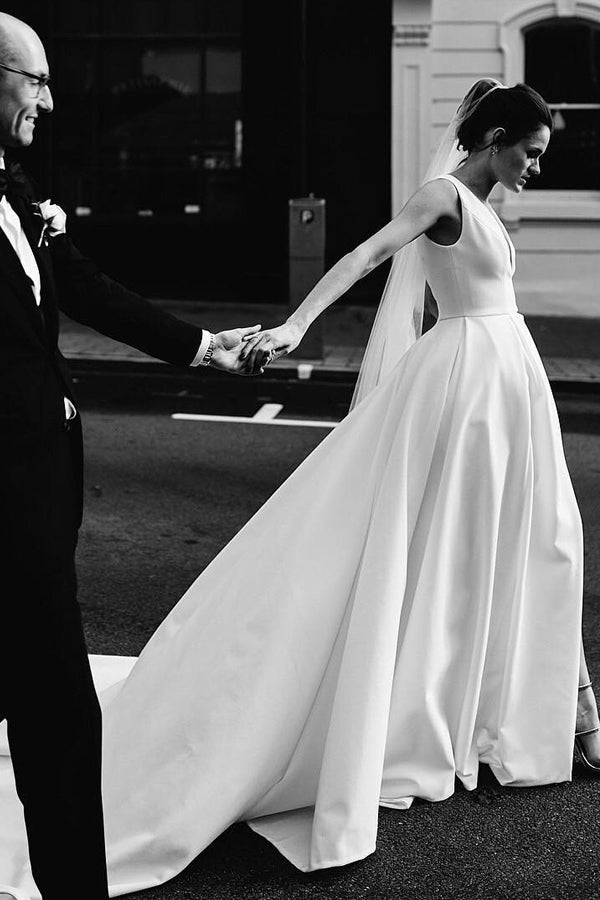Vestido de novia largo blanco con escote en V profundo y espalda descubierta, corte A, WD641