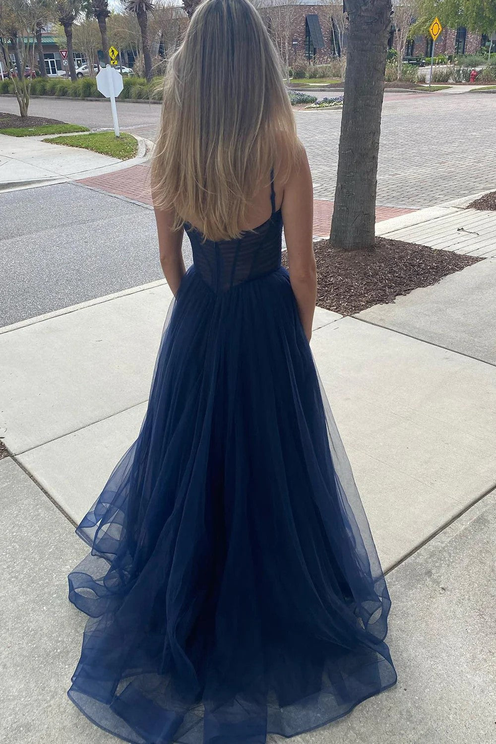 Vestido de fiesta largo de tul rosa intenso con tirantes finos y corte en A PSK458