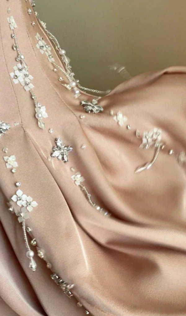 Vestido de fiesta de satén color nude de lujo con cuentas de diamantes hechas a mano Y4542