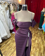 Increíble vestido de fiesta de satén con escote en V y tirantes finos, sin mangas y abertura frontal con pedrería
