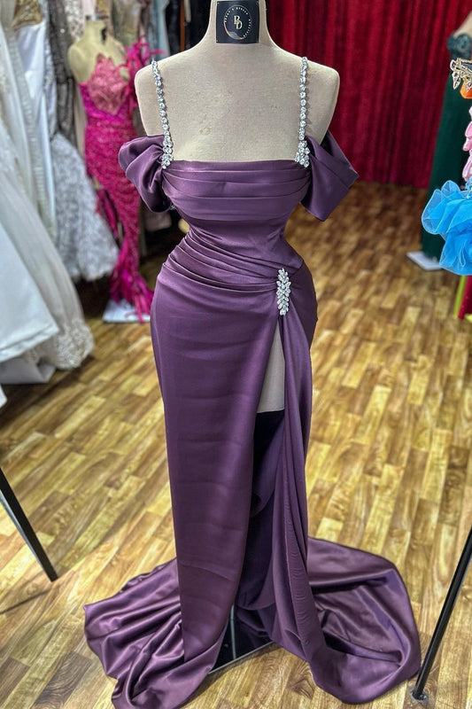 Increíble vestido de fiesta de satén con escote en V y tirantes finos, sin mangas y abertura frontal con pedrería