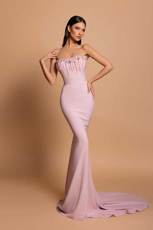 Impresionante vestido de fiesta rosa con escote en V, sin tirantes, sin mangas, de satén con pedrería y espalda abierta y cola.