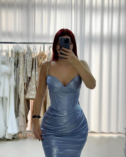 Increíble vestido de fiesta azul de satén con volantes, sin mangas y escote en forma de corazón
