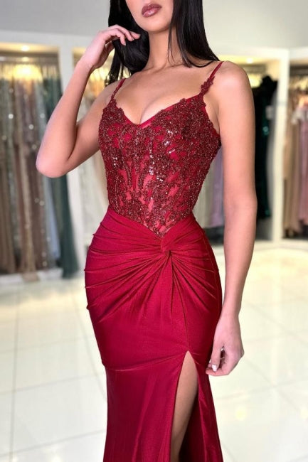 Erstaunliches langes Meerjungfrau-Ballkleid aus Spitze in Burgunderrot mit Spaghettiträgern und Schlitz