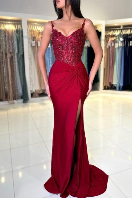 Increíble vestido de fiesta largo de sirena color burdeos con tirantes finos y encaje con abertura