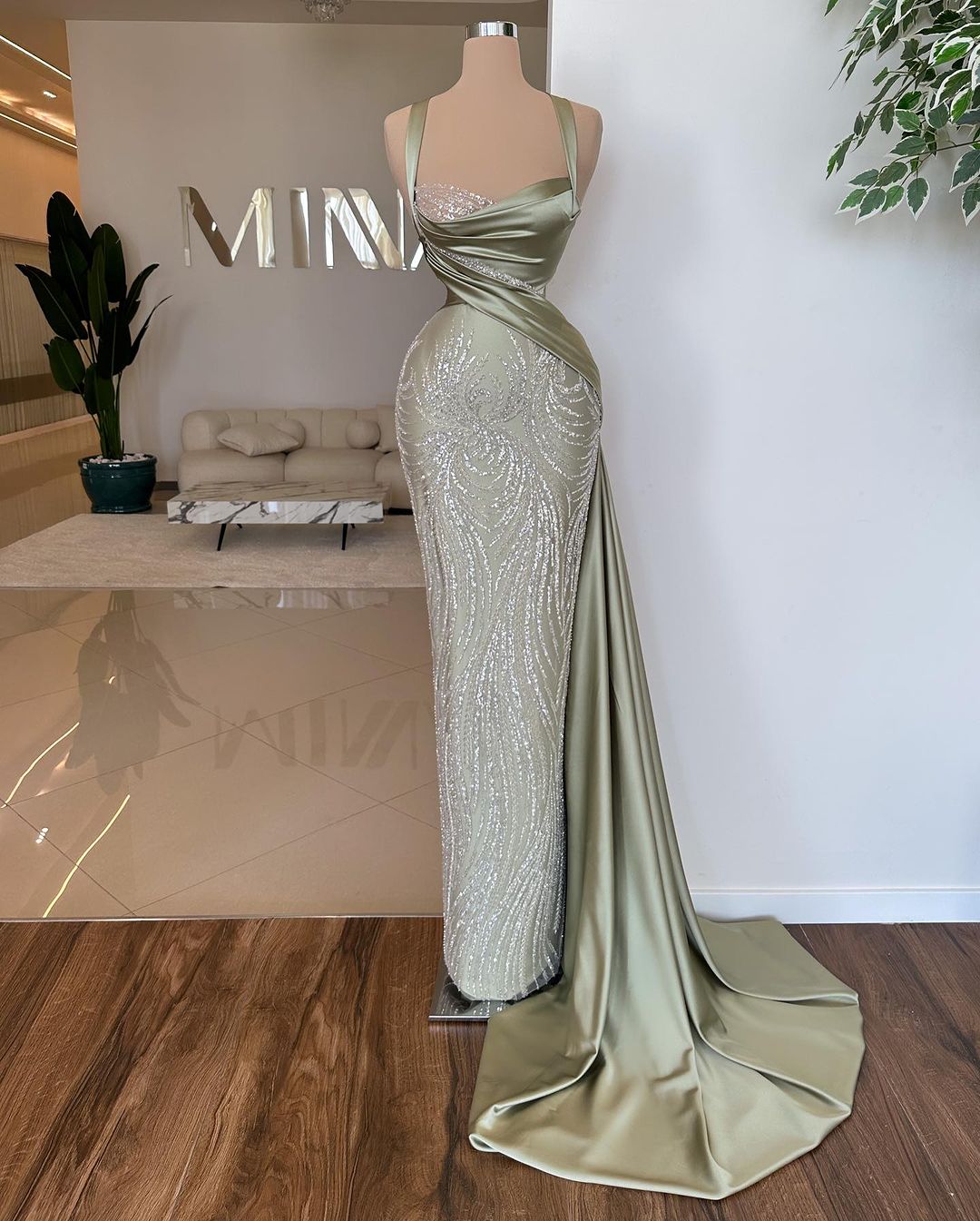 Erstaunliches langes Meerjungfrau-Träger-Spitzen-Pailletten-Perlen-Ärmelloses Ballkleid