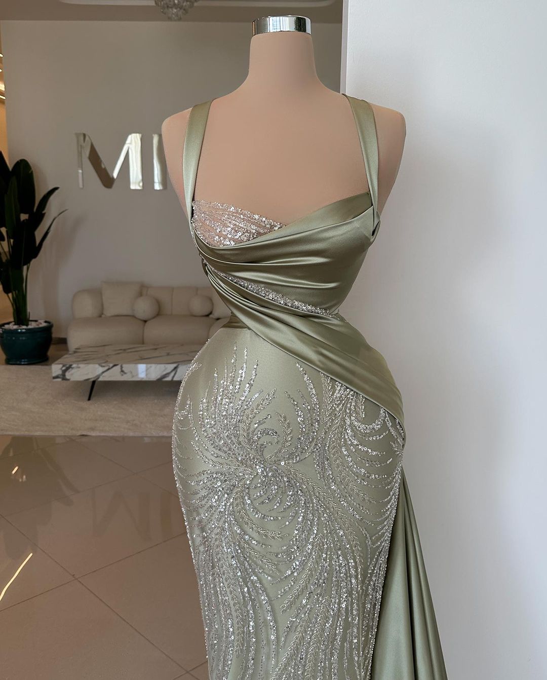 Erstaunliches langes Meerjungfrau-Träger-Spitzen-Pailletten-Perlen-Ärmelloses Ballkleid