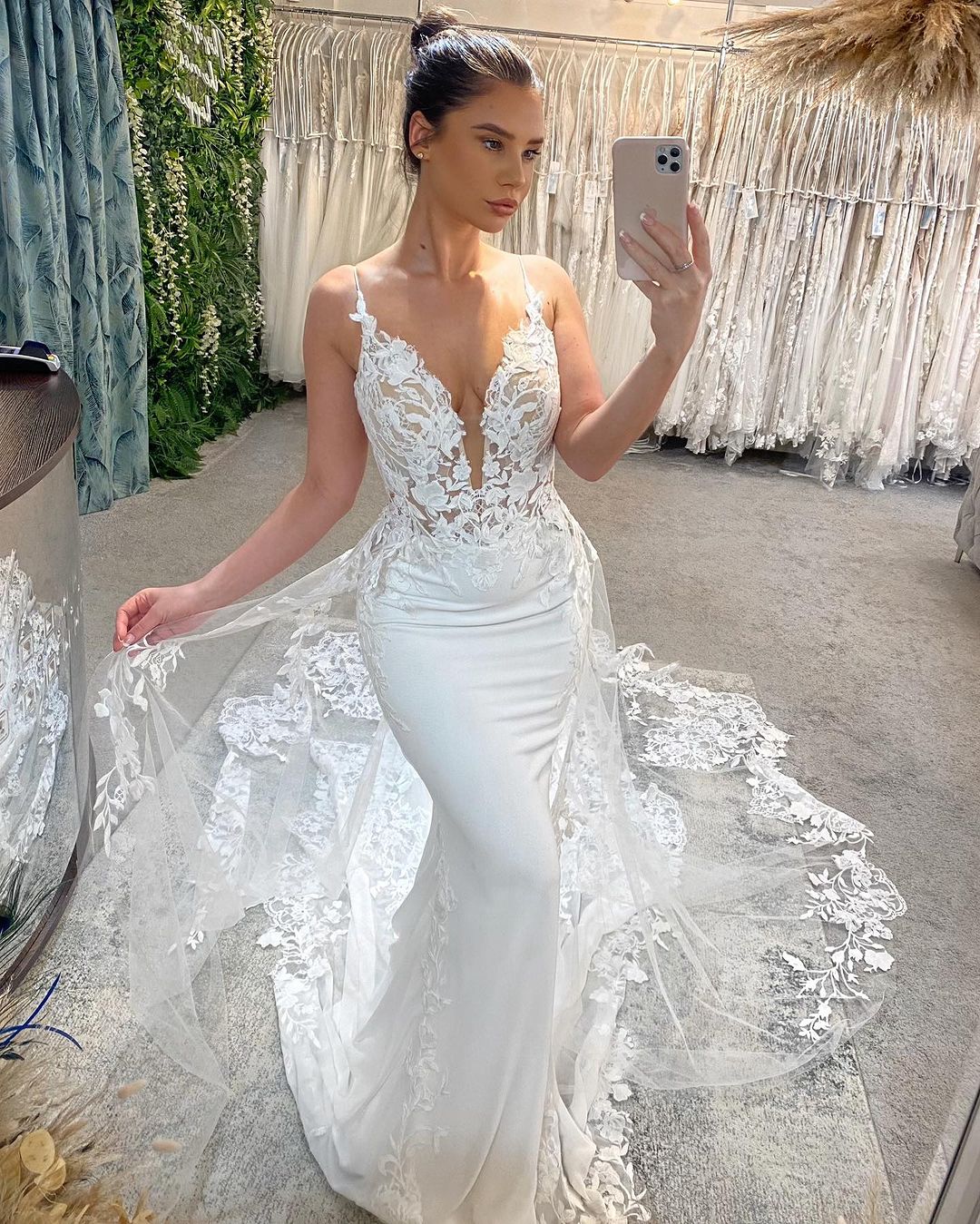Increíble vestido de novia largo blanco con escote en V, tirantes finos, corte sirena, sin mangas y encaje.