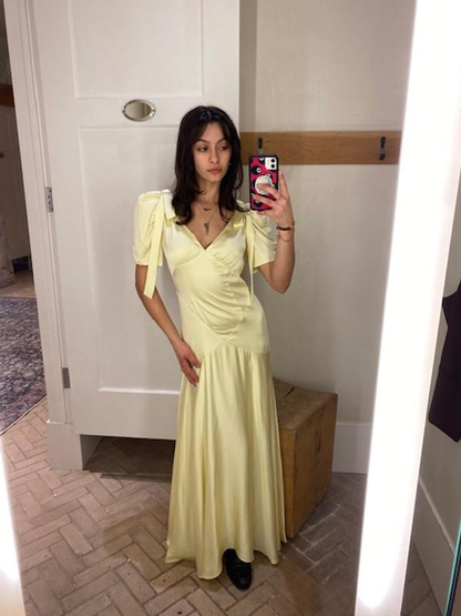 Vestido de noche amarillo con escote en V y mangas abullonadas, corte sirena y satén, Y8459
