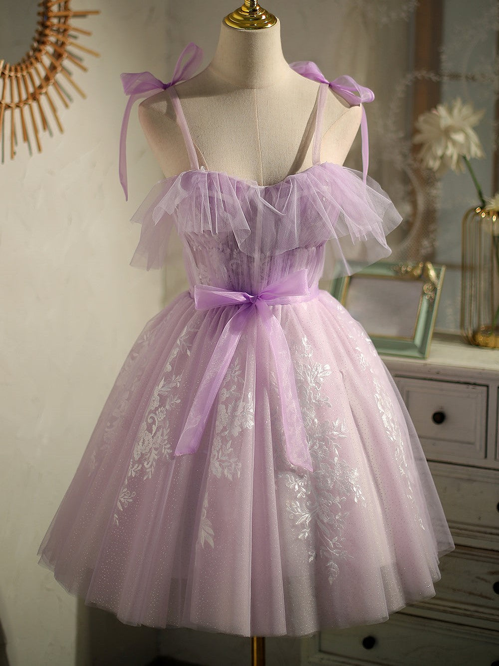 Lindos vestidos de fiesta cortos de princesa con cordones y sin mangas de color morado
