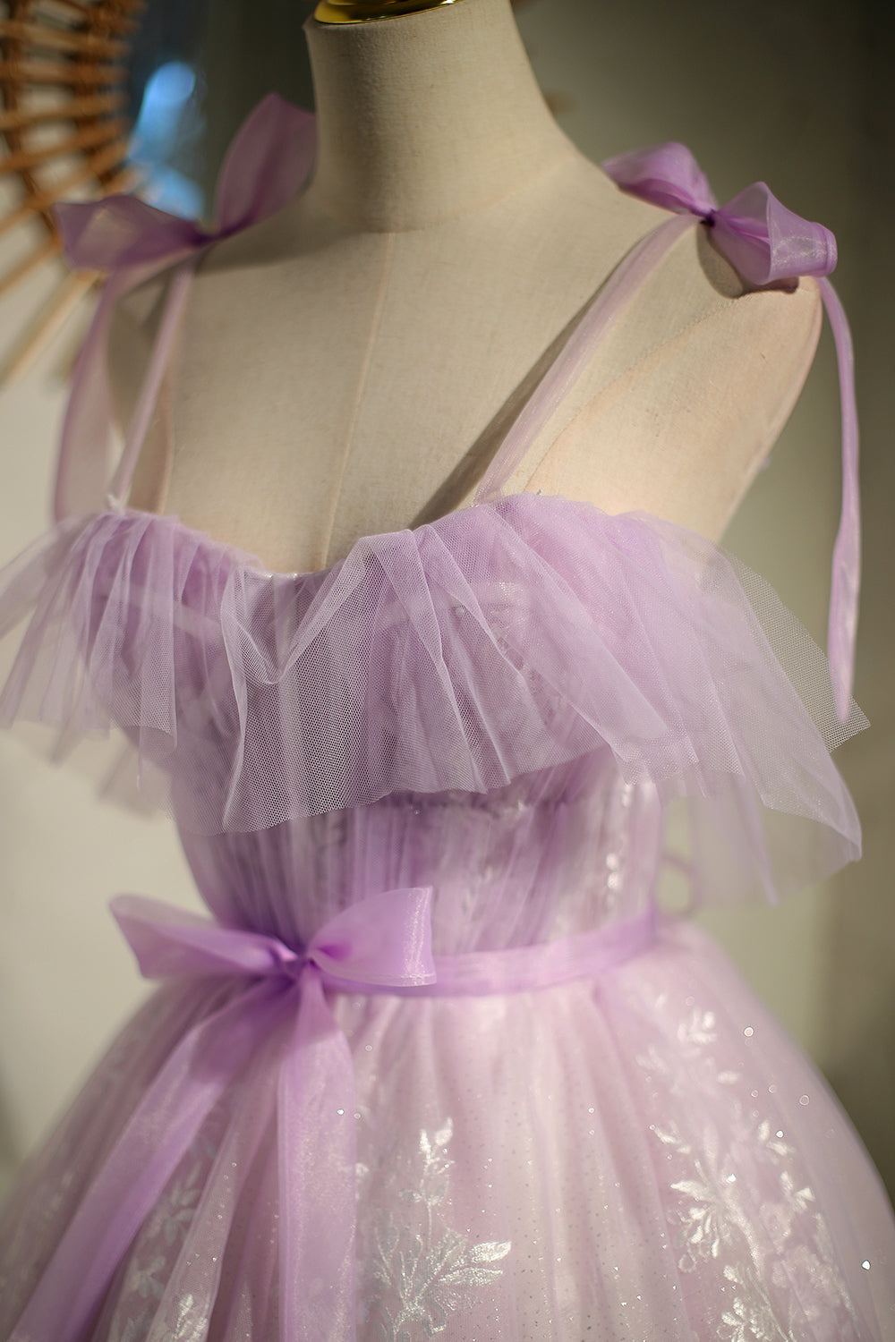 Lindos vestidos de fiesta cortos de princesa con cordones y sin mangas de color morado