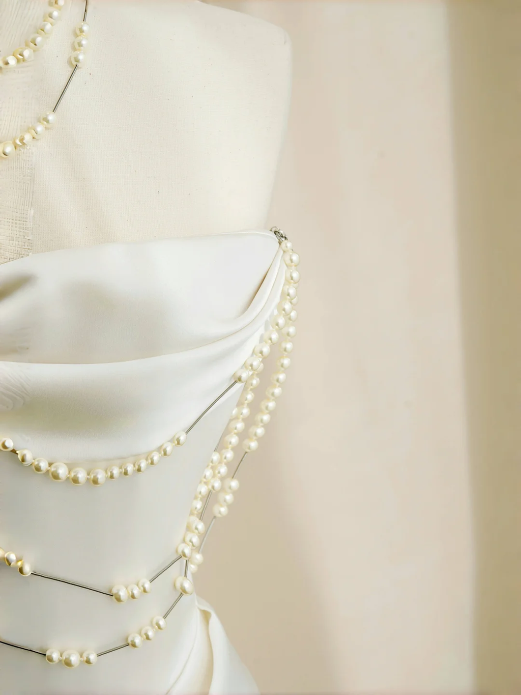 Vestido de fiesta blanco elegante sin tirantes de satén con cadena de perlas, corte en A, Y8684