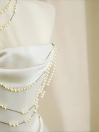Vestido de fiesta blanco elegante sin tirantes de satén con cadena de perlas, corte en A, Y8684