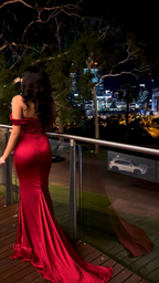 Elegantes schulterfreies Meerjungfrau-Abendkleid aus rotem Satin Y8221