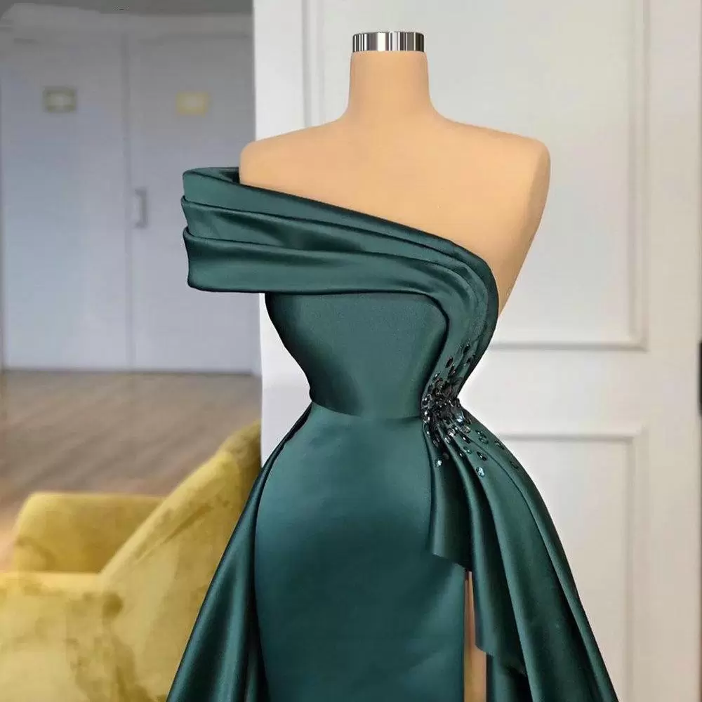 Nuevos vestidos de noche largos de satén con elegantes frunces y cuentas de cristal, vestidos de noche con un solo hombro y abertura, vestidos formales de fiesta para mujer S23314