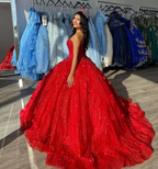 Wunderschönes rotes Ballkleid mit Pailletten und Applikationen. Trägerloses A-Linien-Ballkleid Y8213