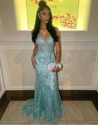Vestido de noche estilo sirena con tirantes finos y apliques de encaje Y7921