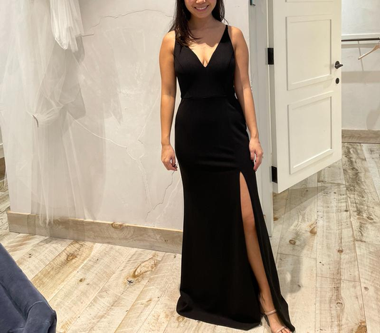 Vestido de fiesta de satén negro sin mangas con escote en V y abertura lateral, Y8456
