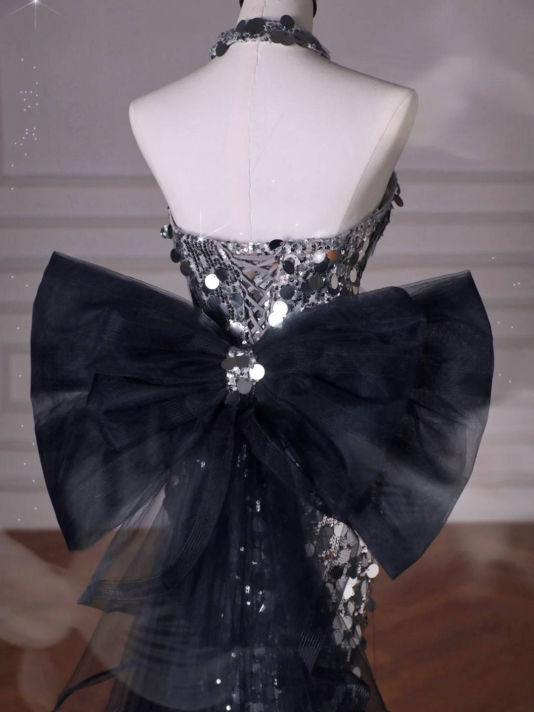 Schwarzes Glitzer Pailletten Tüll Meerjungfrau Ballkleid Trägerloses Abendkleid mit Schleife Y8615