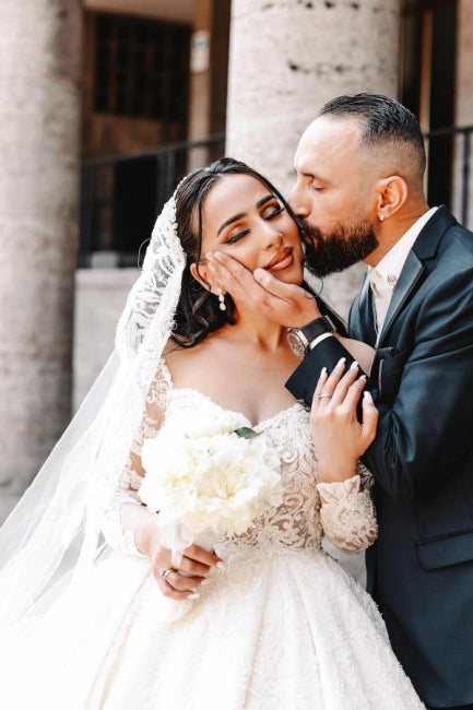 Vestidos de novia con escote corazón, manga larga, largo hasta el suelo y encaje